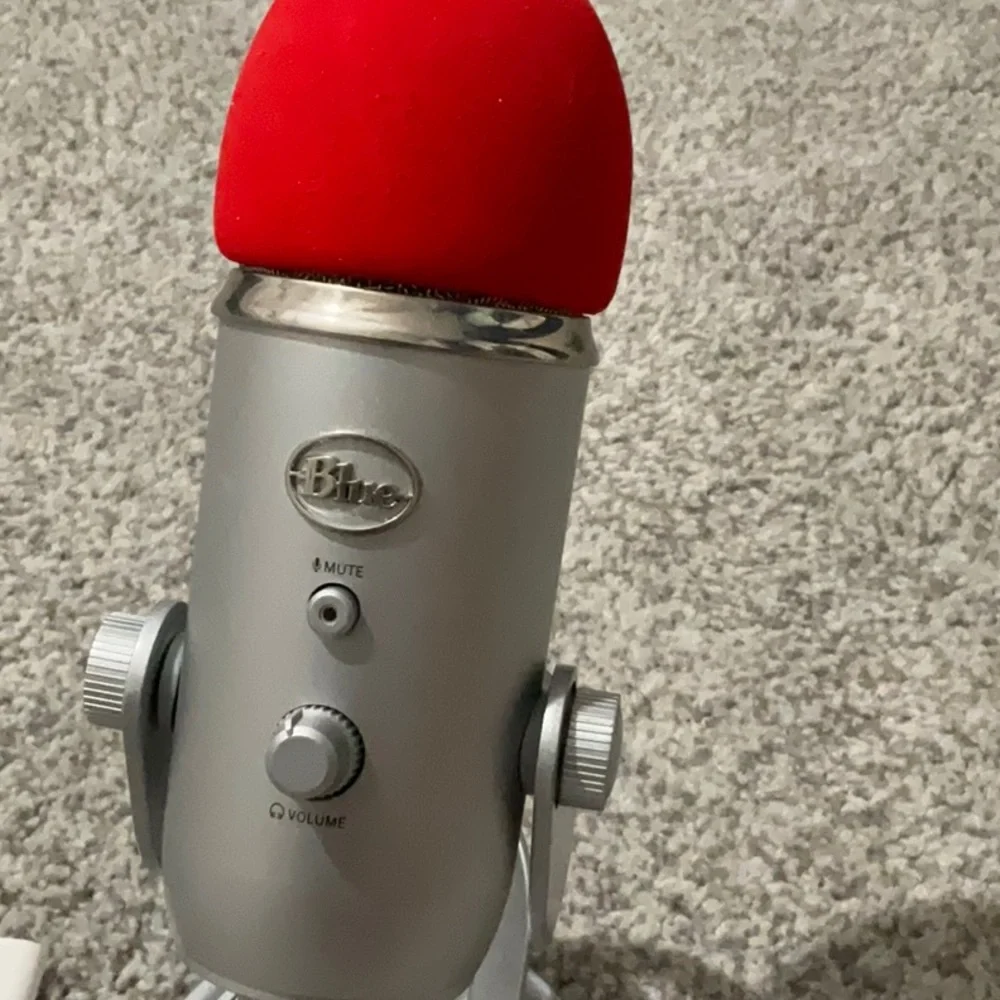 BLUE YETI SILVER MICROPHONE!! EUC CORD AND PHONE ADAPTER INCLUDED!